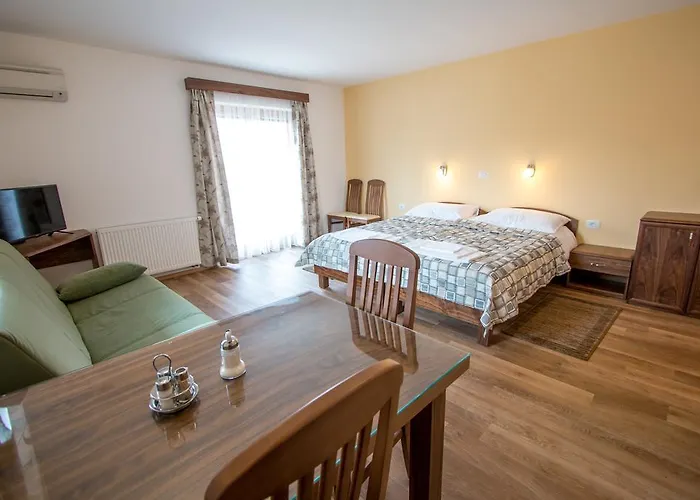 Tourist Farm Megusar ファームステイ Škofja Loka